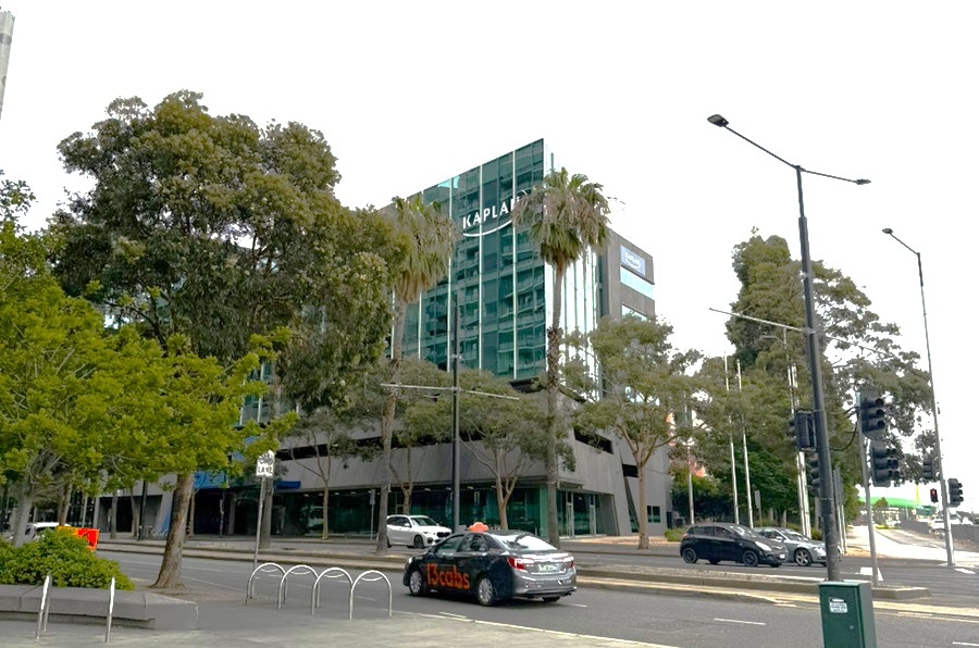 Kaplan Business School のキャンパス外観と学生